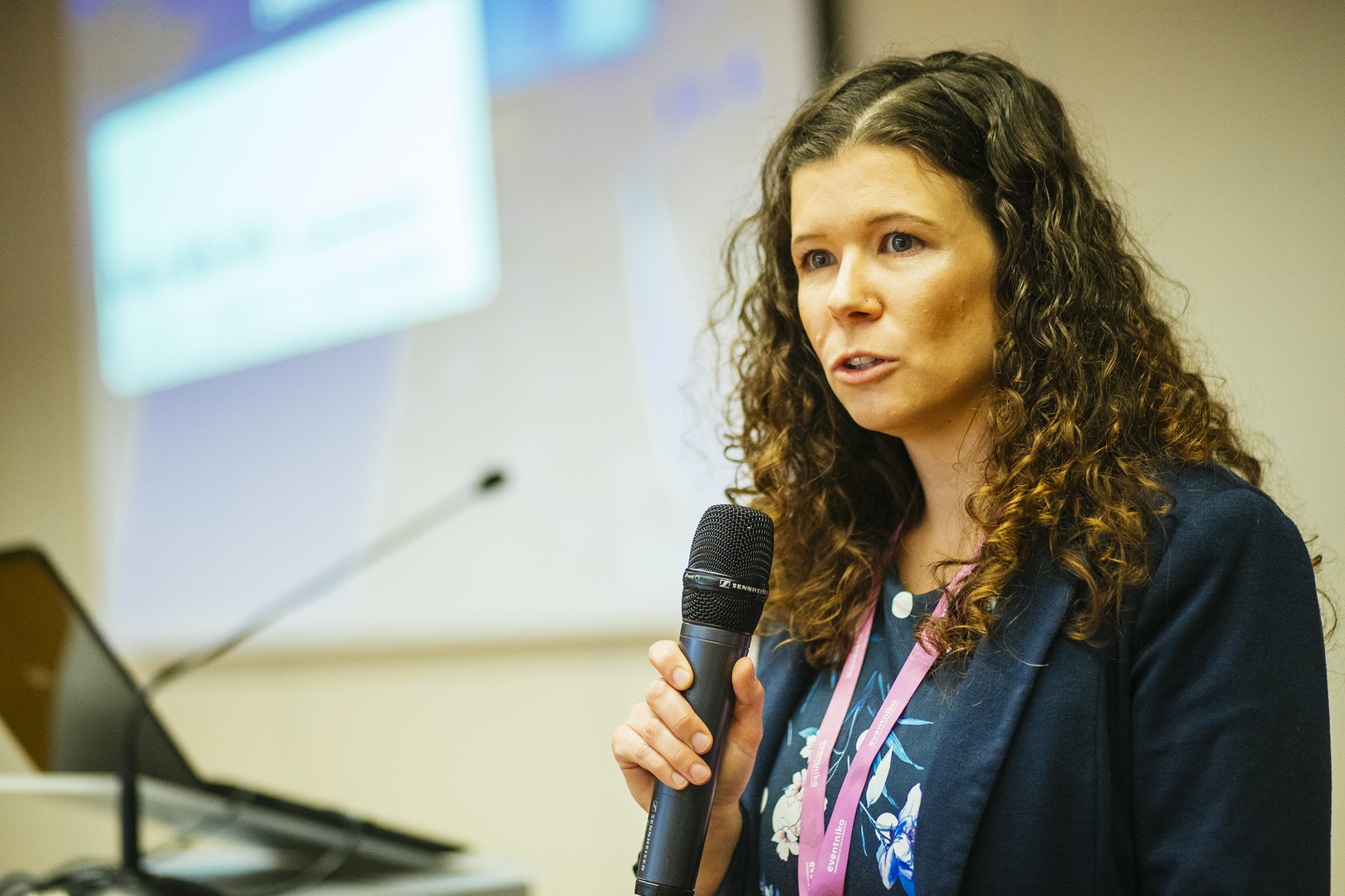 Nika Močnik med predavanjem na dogodku